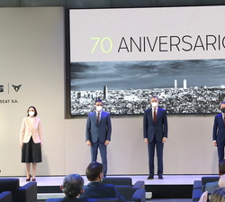 Su Majestad el Rey junto a las autoridades con motivo del 70º aniversario de SEAT