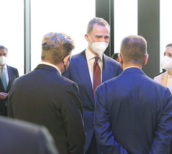 Su Majestad el Rey conversa con el presidente del Gobierno, el presidente del Grupo Volkswagen y el presidente de SEAT