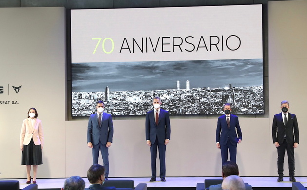 Su Majestad el Rey junto a las autoridades con motivo del 70º aniversario de SEAT