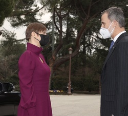 Don Felipe recibe a la presidenta de la República de Estonia, Kersti Kaljulaid, a su llegada al Palacio de La Zazuela