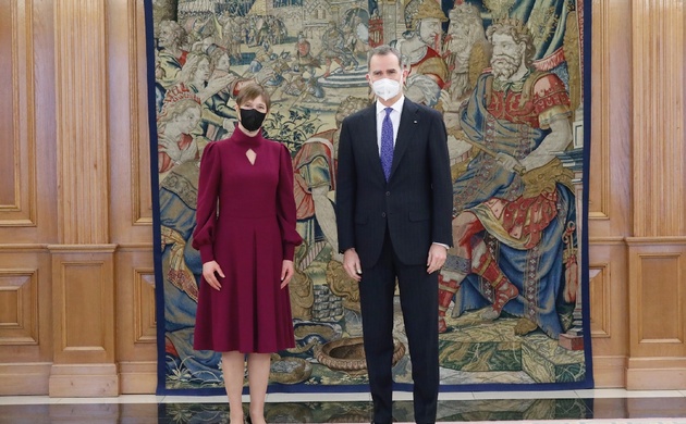 La presidenta de la República de Estonia, Kersti Kaljulaid, tras ser recibida por Su Majestad el Rey para mantener un encuentro en el Palacio de La Za