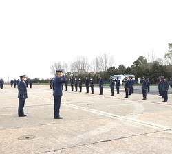 Don Felipe realiza un saludo colectivo a la formación de personal de la Base