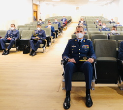 Don Felipe durante el briefing en el salón de actos