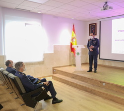 Su Majestad el Rey en el salón de acto durante el briefing