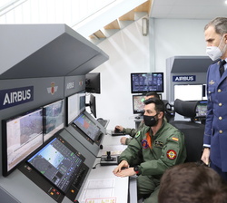 Su Majestad el Rey durante la visita a los Simuladores RPAS (Sistema Remotamente Tripulado)