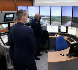 Su Majestad el Rey en los Simuladores proyecto BACSI (Proyecto Base Aérea Conectada Sostenible Inteligente)