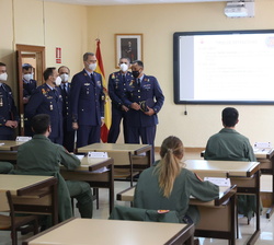 Su Majestad el Rey realiza una visita a los alumnos en la Escuela Militar de Transporte y Grupo de Adiestramiento