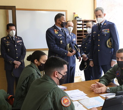 Su Majestad el Rey durante su visita a los alumnos
