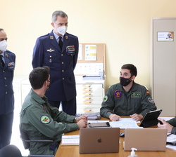 Don Felipe conversa con los alumnos durante su visita