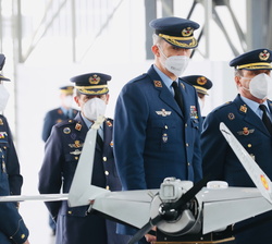 Su Majestad el Rey durante su visita en la exposición estática de material RPAS (Sistema Remotamente Tripulado)