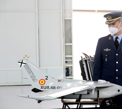 Su Majestad el Rey observa uno de los modelos de dron de la exposición