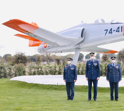 Su Majestad el Rey junto a las autoridades militares en la inauguración del avión ornamental C-101