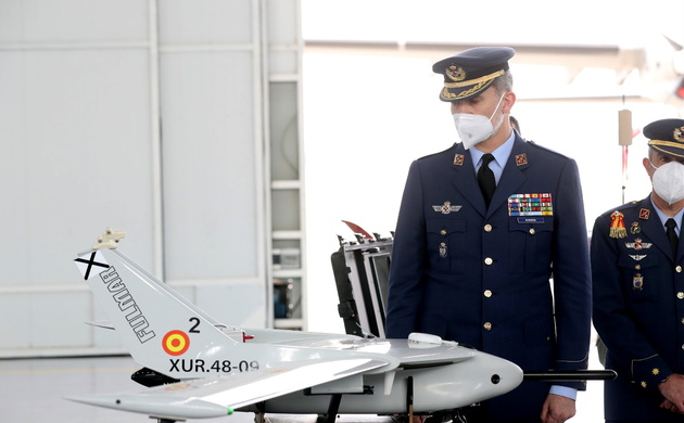 Su Majestad el Rey observa uno de los modelos de dron de la exposición