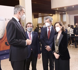 Don Felipe conversa con la vicepresidenta primera del Gobierno y ministra de la Presidencia, Relaciones con las Cortes y Memoria Democrática, la presi