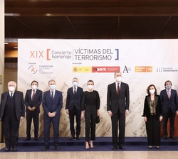 Fotografía de grupo de Sus Majestades los Reyes con las autoridades asistentes