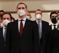 Sus Majestades los Reyes guardan un minuto de silencio