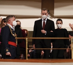 Sus Majestades los Reyes reciben un caluroso aplauso al entrar en la Sala Sinfónica