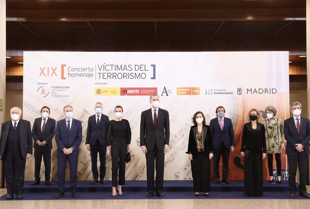Fotografía de grupo de Sus Majestades los Reyes con las autoridades asistentes