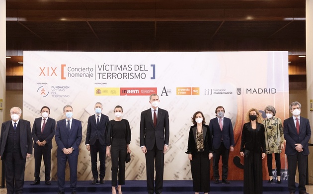 Fotografía de grupo de Sus Majestades los Reyes con las autoridades asistentes