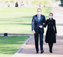Sus Majestades los Reyes a su llegada a los Jardines del Campo del Moro de Palacio Real de Madrid
