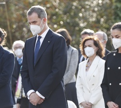 Sus Majestades los Reyes durante el minuto de silencio