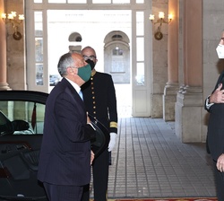 Don Felipe recibe al Presidente de la República Portuguesa, Marcelo Rebelo de Sousa, a su llegada al Palacio Real de Madrid 