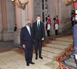 El Presidente de la República Portuguesa, Marcelo Rebelo de Sousa, recibe novedades del capitán del piquete de la Guardia Real, a su llegada al Palaci