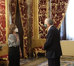 El Presidente de la República Portuguesa recibe el saludo de la vicepresidenta primera del Gobierno y ministra de la Presidencia, Relaciones con las C