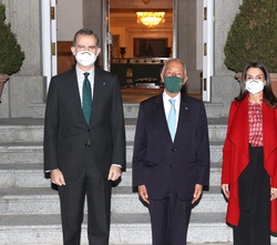 Sus Majestades los Reyes acompañados del Presidente de la República Portuguesa, Marcelo Rebelo de Sousa, antes de la cena en el Palacio de La Zarzuela