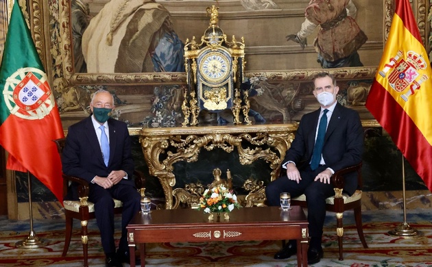 Su Majestad el Rey y el Presidente de la República Portuguesa, Marcelo Rebelo de Sousa, durante el encuentro mantenido en el Palacio Real de Madrid