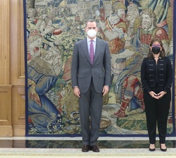 Su Majestad el Rey junto a la Secretaria General Iberoamericana, Rebeca Grynspan