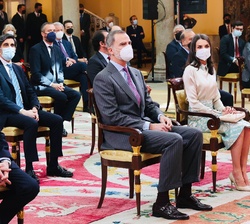 Don Felipe y Doña Letizia al inicio del acto de Entrega de Acreditaciones a la IX Promoción de “Embajadores Honorarios de la Marca España”