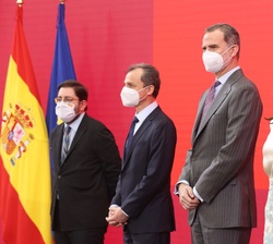 Sus Majestades los Reyes en el escenario para la entrega de las acreditaciones a los nuevos "Embajadores Honorarios de la Marca España"