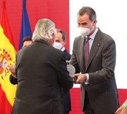 Don Felipe entrega la acreditaciónn a Ayuda en Acción (Acción Social)