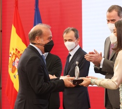 Doña Letizia entrega la acreditación a Iberia (Turismo y Gastronomía)