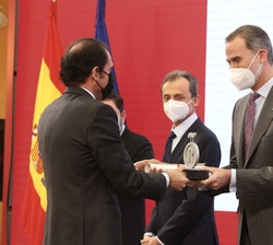 Don Felipe entrega la acreditación a Juan Luis Arsuaga (Ciencia e Innovación)