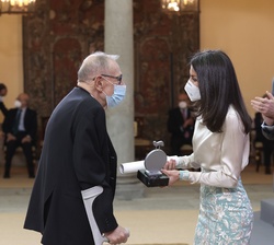 Doña Letizia entrega la acreditación a Javier Solana