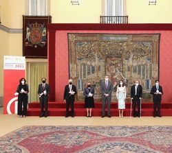 Sus Majestades los Reyes con los acreditados en la IX Promoción de “Embajadores Honorarios de la Marca España”