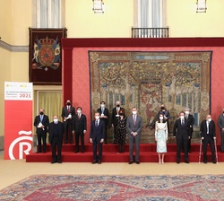 Sus Majestades los Reyes con los acreditados en la IX Promoción de “Embajadores Honorarios de la Marca España”