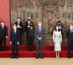 Sus Majestades los Reyes con los acreditados en la IX Promoción de “Embajadores Honorarios de la Marca España”