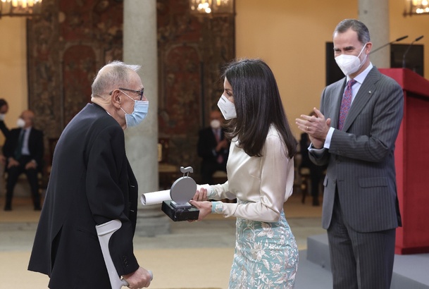Doña Letizia entrega la acreditación a Javier Solana