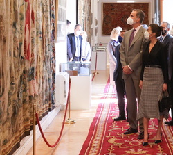 Sus Majestades los Reyes observan el Tapiz “Hechos de los Apóstoles” del Rey Felipe III