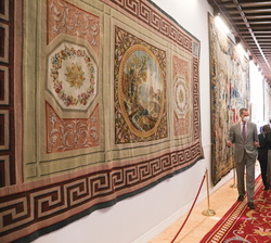 Sus Majestades los Reyes recorren la galería de la Real Fábrica de Tapices