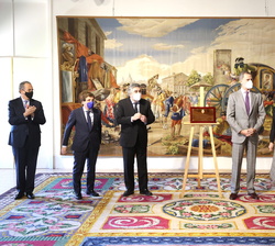 Sus Majestades los Reyes tras descubrir una placa conmemorativa