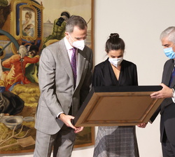 Sus Majestades los Reyes reciben un pequeño tapiz realizado por los alumnos de la escuela taller en 2014