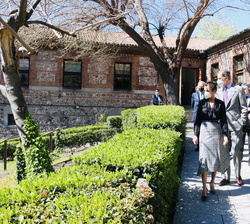 Los Reyes en el jardín de la Fábrica visitan una colección de plantas tintóreas