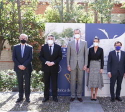 Fotografía de grupo de Sus Majestades los Reyes con las autoridades asistentes