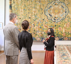 Sus Majestades los Reyes en la nave de restauración textil
