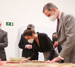 Don Felipe y Doña Letizia observan la restauración del escudo del IESE