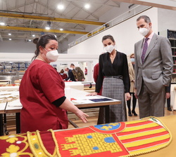 Sus Majestades los Reyes observan la restauración del escudo de España de Presidencia del Gobierno